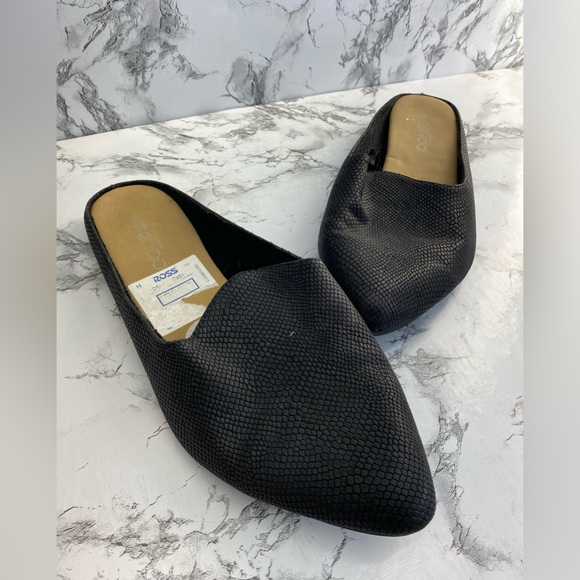 Me Too Black Pointy Toe Embossed Mule Flats Size 7 - Picture 5 of 8